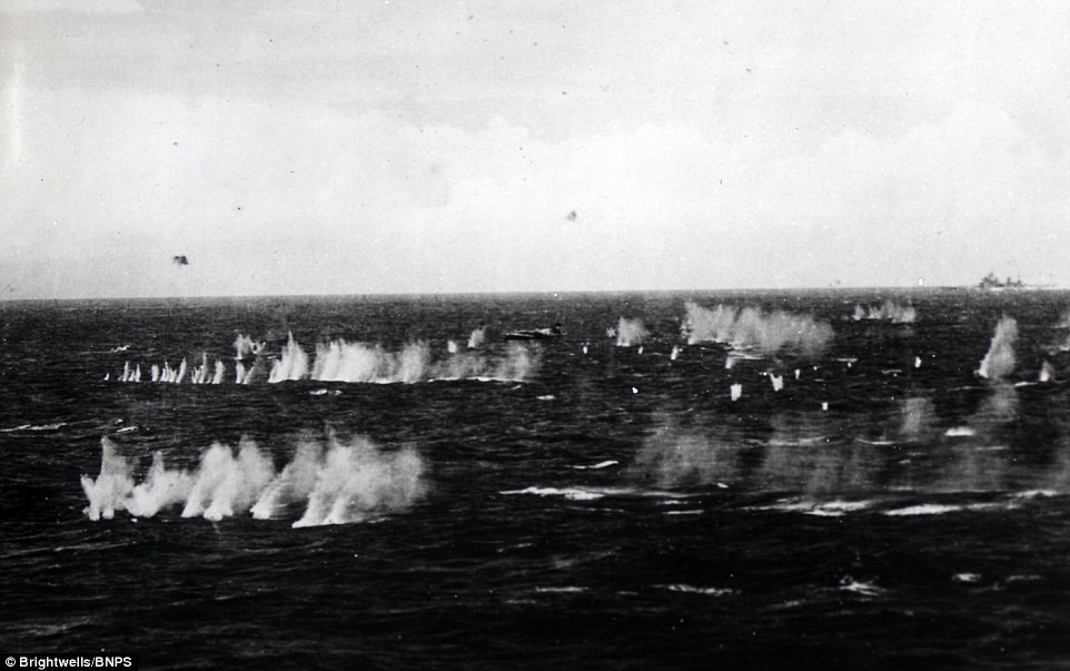 Cảnh tượng máy bay cảm tử của phát xít Nhật bị quân đội Đồng minh bắn rụng như sung trên biển Thái Bình Dương (Nguồn: Brightwells).