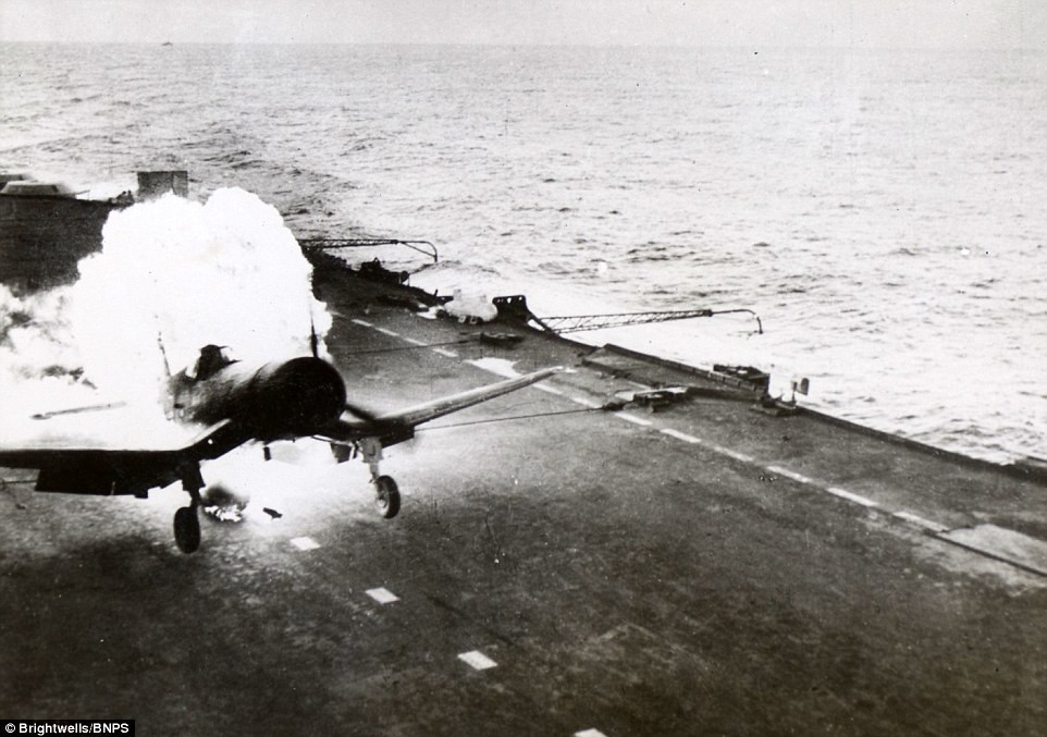 Máy bay Corsair của quân đội Anh bốc cháy sau khi hạ xuống tàu sân bay (Nguồn: Brightwells).