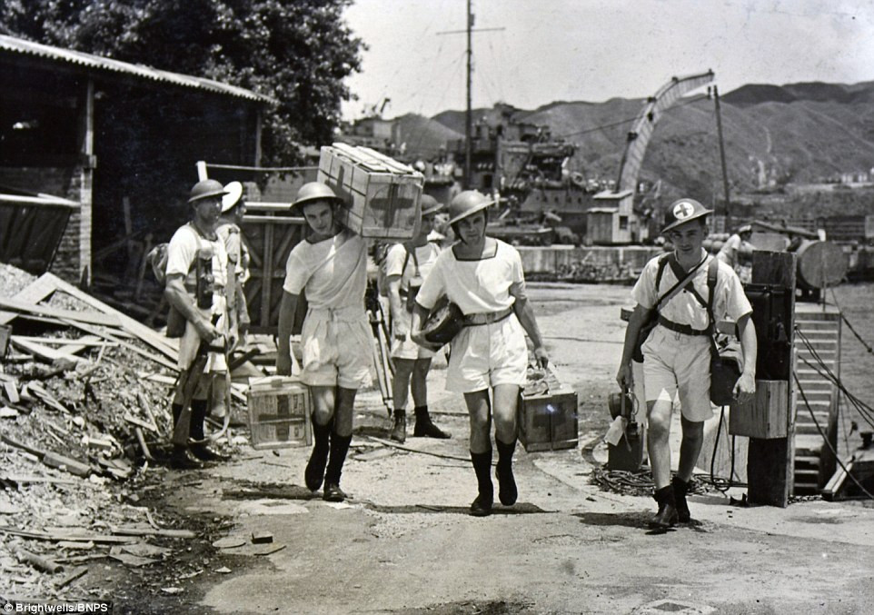 Các nhân viên Hội chữ thập đỏ đang cứu tế ở Hồng Kông (Nguồn: Brightwells).