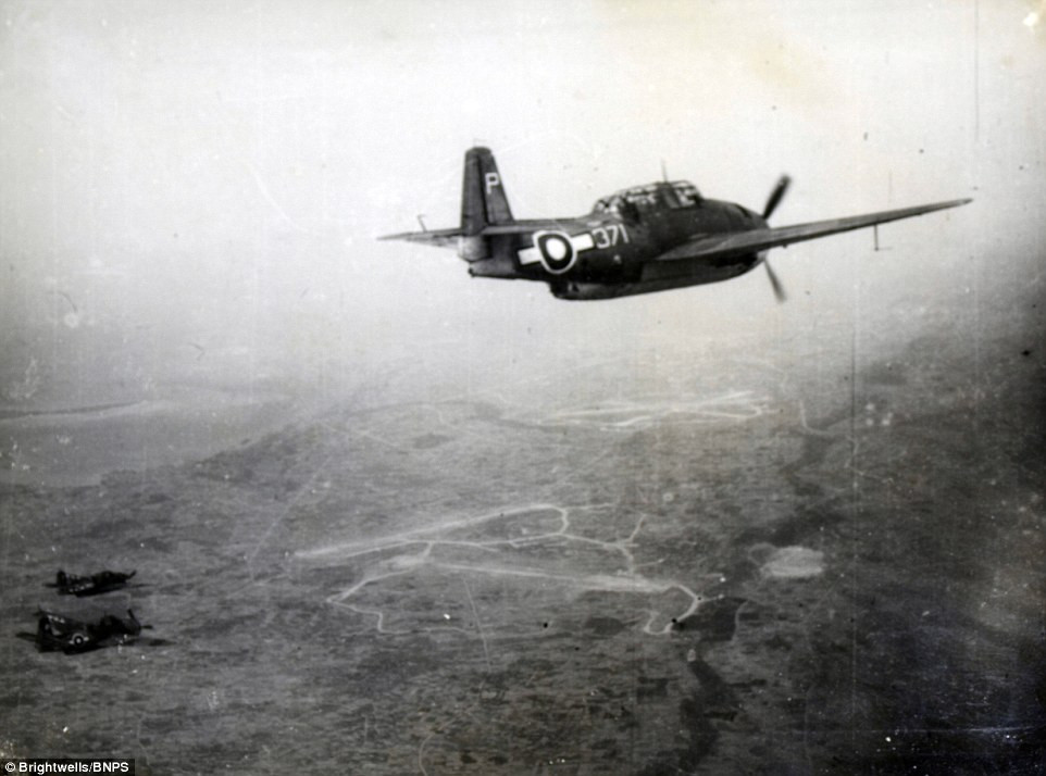 Ngoài các bức ảnh về cuộc chiến dữ dội chống lại đội máy bay cảm tử của phát xít Nhật, album còn có nhiều bức ảnh đáng quý khác. Đây là hình ảnh các máy máy ném bom Avenger của Mỹ đang thực hiện nhiệm vụ ném bom phát xít Nhật (Nguồn: Brightwells).