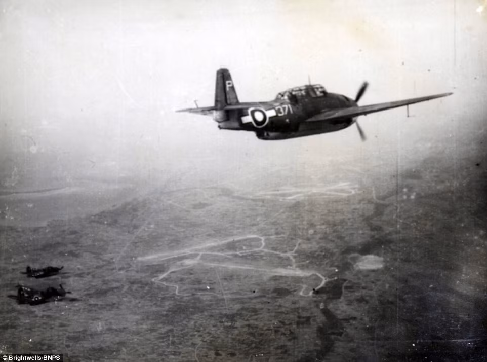 Ngoài các bức ảnh về cuộc chiến dữ dội chống lại đội máy bay cảm tử của phát xít Nhật, album còn có nhiều bức ảnh đáng quý khác. Đây là hình ảnh các máy máy ném bom Avenger của Mỹ đang thực hiện nhiệm vụ ném bom phát xít Nhật (Nguồn: Brightwells).