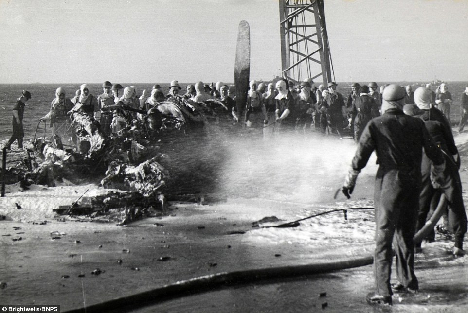 Sàn tàu sân bay HMS Formidable bị cháy dữ dội sau khi bị máy bay phát xít Nhật tấn công. Chống trọi với đợt tấn công tàn bạo của quân phát xít Nhật này, hạm đội của quân đội Anh đã bị thiệt mạng 44 người và 83 binh sĩ bị thương. Tuy nhiên, quân đội Anh cũng bắn rụng hơn 40 máy bay của phát xít Nhật, hầu hết trong số chúng đều là máy bay cảm tử (Nguồn: Brightwells).