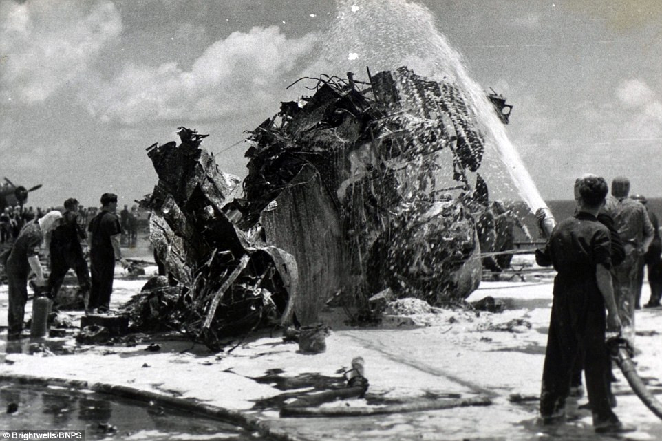 Quân đội Đồng minh dọn dẹp bãi hoang tàn sau khi bị phát xít Nhật tấn công (Nguồn: Brightwells).