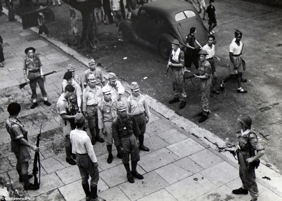 Quân phát xít Nhật bị quân Đồng minh tước bỏ vũ khí (Nguồn: Brightwells).