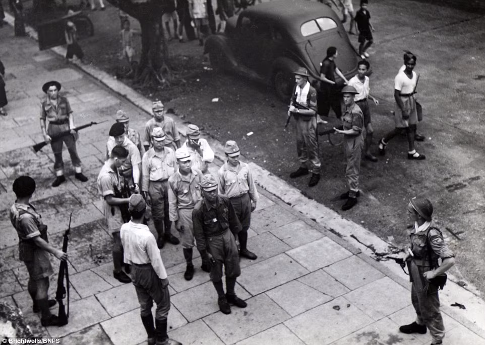 Quân phát xít Nhật bị quân Đồng minh tước bỏ vũ khí (Nguồn: Brightwells).