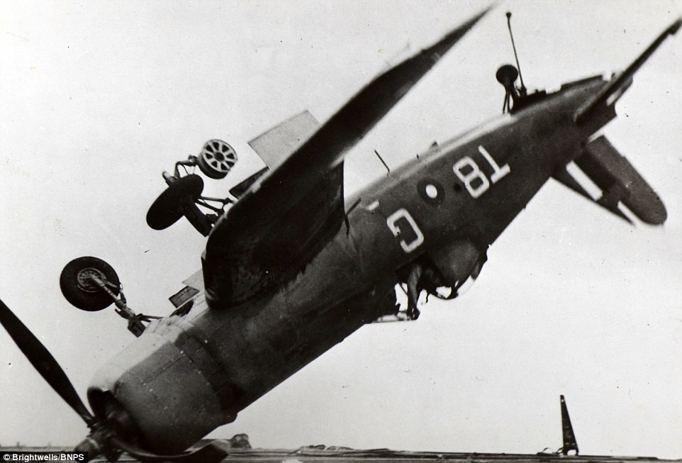 Để thỏa mãn công chúng khắp thế giới, nhà đấu giá Brightwells Autioneers đã công khai tiết lộ loạt ảnh này để làm sống lại quãng thời gian chiến đấu khốc liệt trên Thái Bình Dương từ việc bị máy bay phát xít Nhật lao thẳng vào tàu sân bay, máy bay quân Đồng Minh thất thủ.v.v…Ảnh máy bay Corsair của quân Đồng Minh bị lao xuống đất trong một nhiệm vụ (Nguồn: Brightwells).