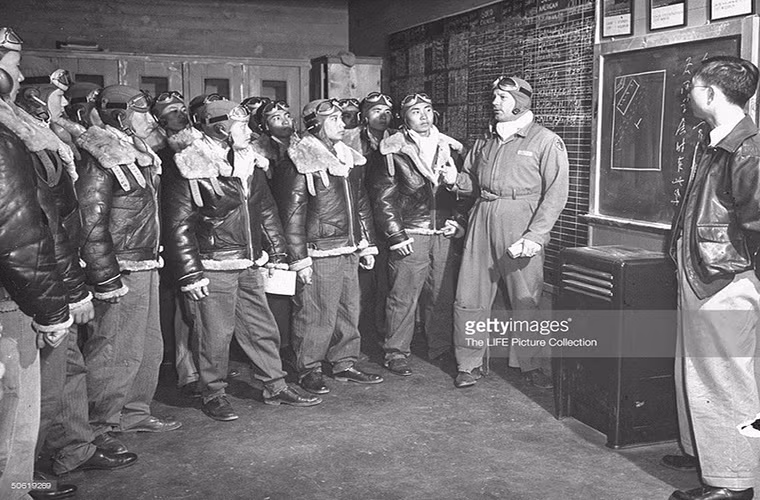 Một giảng viên người Mỹ hướng dẫn cho các phi công Trung Quốc trước một buổi huấn luyện bay.