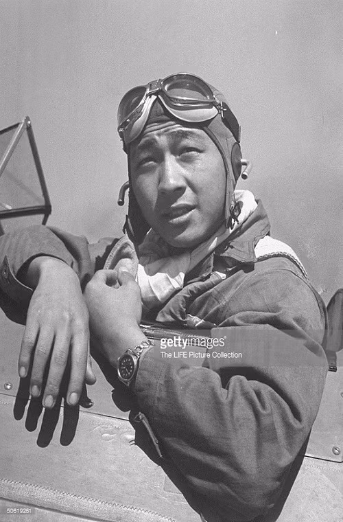 Không quân Trung Hoa Dân Quốc được thành lập năm 1927 với "vốn liếng" ba máy bay huấn luyện và vận tải. Sau đó tới đầu những năm 1930 thì được Mỹ viện trợ một số máy bay tiêm kích hai tầng cánh Hawk-II/III.