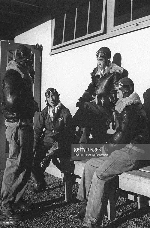 Nhưng từ 1937-1941, Quốc dân Đảng - lãnh đạo Trung Hoa Dân quốc lại bắt tay với Liên Xô nhận số lượng lớn tiêm kích I-15, I-16 cho cuộc kháng chiến chống phát xít Nhật. Nhưng tới sau năm 1941, thì Quốc dân Đảng ngả hẳn sang hợp tác với Mỹ xây dựng không không quân.