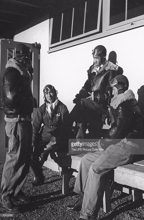 Nhưng từ 1937-1941, Quốc dân Đảng - lãnh đạo Trung Hoa Dân quốc lại bắt tay với Liên Xô nhận số lượng lớn tiêm kích I-15, I-16 cho cuộc kháng chiến chống phát xít Nhật. Nhưng tới sau năm 1941, thì Quốc dân Đảng ngả hẳn sang hợp tác với Mỹ xây dựng không không quân.