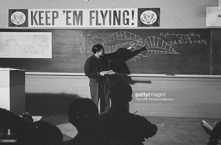 Hình ảnh một giảng viên Trung Quốc hướng dẫn cho phi công nước này về cách một chiếc máy bay có thể hoạt động.