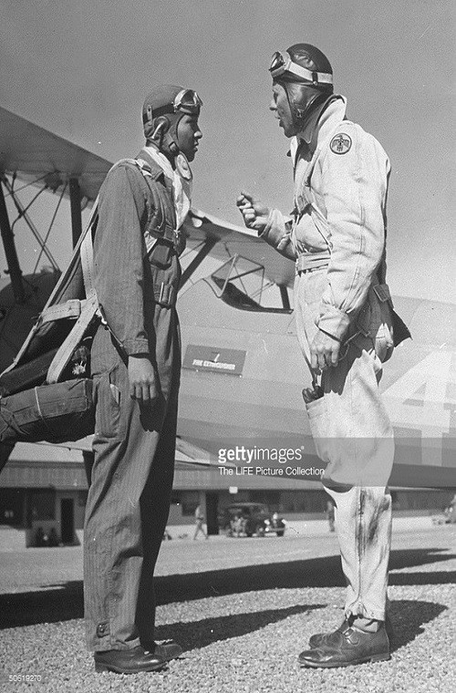 Sau đợt huấn luyện cơ bản tại Ấn Độ, các phi công Trung Quốc sẽ được chuyển đến các căn cứ không quân Luke và Thunderbird, bang Arizona để được làm quen với các dòng chiến đấu cơ tiên tiến hơn. Trong ảnh là Xinghai Fan một trong những phi công nổi tiếng của Không quân Trung Hoa Dân Quốc trong Chiến tranh Thế giới thứ II tham gia khóa huấn luyện tại Mỹ.