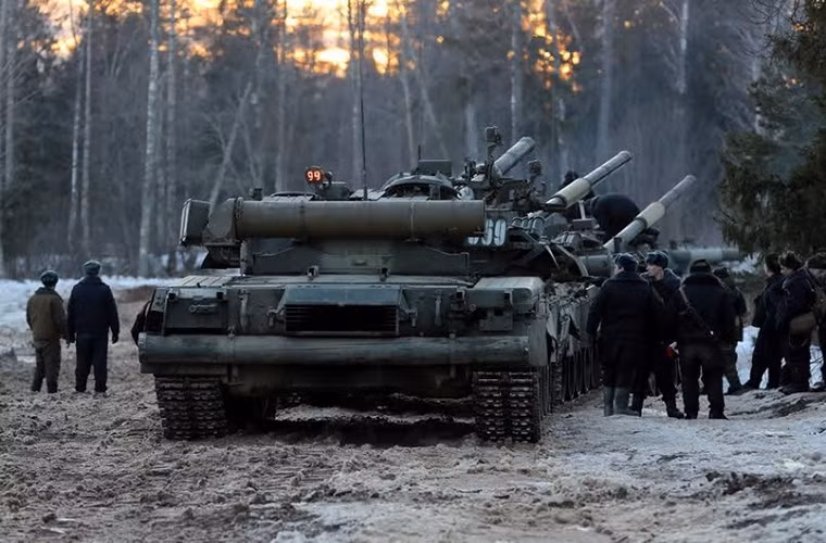 Tuy nhiên trong số đó chỉ có khoảng 460 chiếc T-80U được biên chế cho sư đoàn tăng bảo vệ Moscow là Kantemirovsky 4th và trung đoàn vệ binh xe tăng số 12.