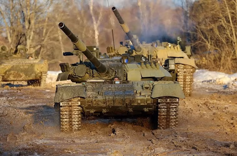 Trong ảnh là hai chiếc T-80U dẫn đầu đoàn tăng thiết giáp hành quân trong buổi đầu diễn tập tại Kantemirovsky. Dòng xe tăng chiến đấu chủ lực T-80 được Quân đội Liên Xô đưa vào trang bị từ năm 1976 với nhiều lần nâng cấp khác nhau và tiếp tục phục vụ trong Quân đội Nga với biến thể chủ yếu là T-80U.