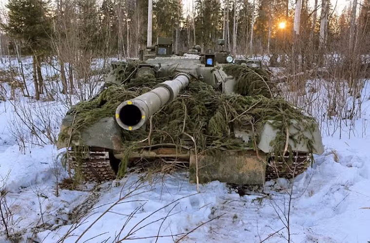 Các xe tăng này hiện biên chế trong Sư đoàn tăng Kantemirovsky được giao trọng trách phòng thủ Moscow. Ảnh: Xe tăng T-80U trong cuộc tập trận đầu tháng 2/2016.