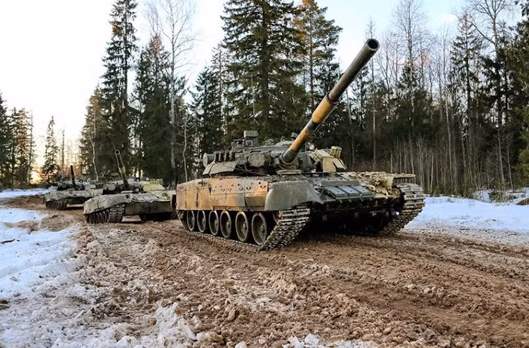 Tính tới năm 2008, Quân đội Nga có trong biên chế hơn 3.000 chiếc T-80 với nhiều biến thể khác nhau và gần 1.500 chiếc khác trong các kho dự trữ chiến lược.