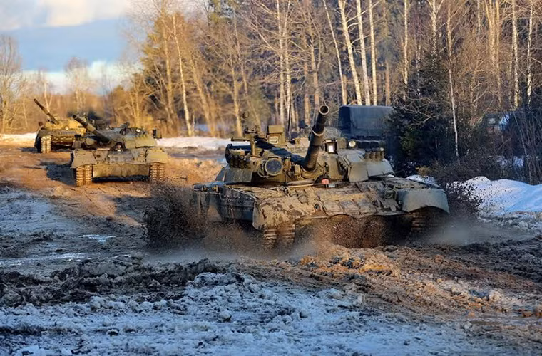 T-80U được trang bị hệ thống tháp tốt hơn so với các phiên bản trước đó với hệ thống giáp phản ứng nổ ERA tích hợp Kontakt-5, ngoài ra nó cũng được trang bị động cơ diesel mới có công suất 1.250 mã lực (khỏe hơn động cơ của T-90). Và vào đầu những năm 1990 T-80U được xem là dòng xe tăng chiến đấu chủ lực mạnh nhất của Quân đội Nga lúc đó.