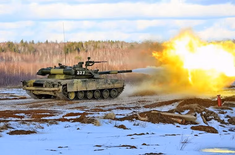 Tuy nhiên sức mạnh hỏa lực chính của T-80U là khả năng bắn qua nòng pháo chính tên lửa chống tăng dẫn đường bằng laser 9K119 Korba hay 9M119 Svir có tầm bắn 100m đến 4-5km. Ngoài ra, có thể bắn nhiều loại đạn pháo khác như đạn xuyên giáp AP, đạn nổ mạnh chống tăng HEAT, đạn nổ phá mảnh chống bộ binh HEFRAG.