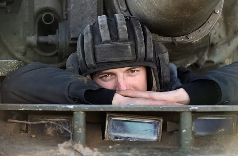 Hình ảnh kíp chiến đấu của những chiếc T-80U thuộc sư đoàn Kantemirovsky chuẩn bị kết thúc buổi huấn luyện vất vả của mình.