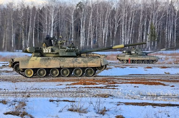 Cùng với hệ thống bảo vệ tiên tiến là hệ thống hỏa lực cực kỳ mạnh mẽ của T-80U với pháo chính 2A46 125mm kết hợp bộ nạp đạn tự động cho tốc độ bắn nhanh 6-8 viên/phút kết hợp với hệ thống điều khiển hỏa lực cho phép bắn chính xác khi xe tăng hành tiến.