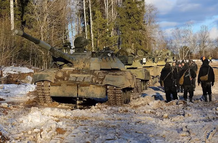 Khác với T-72 và T-90, T-80 nói chung và T-80U nói riêng thường chỉ được trang bị trong các đơn vị tinh nhuệ, lãnh trách nhiệm bảo vệ các mục tiêu giá trị cao như phòng thủ thủ đô.