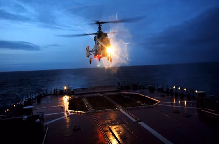 Một số nguồn tin thuộc ngành công nghiệp quốc phòng Nga cho hay, kích thước cũng như trọng lượng cất cánh tối đa của Minoga sẽ nhỏ hơn so với người tiện nhiệm của mình Ka-27 nhưng bù lại khả năng tác chiến trên biển của nó vượt trội hơn. Trong ảnh là một chiếc Ka-27 của Hải quân Nga trong huấn luyện bay đêm.