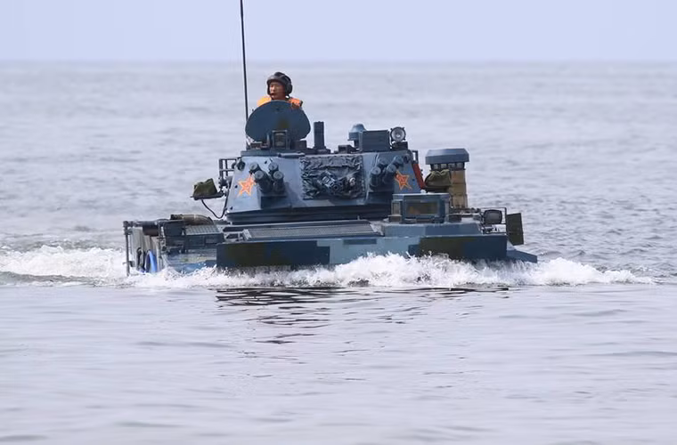 Bên cạnh đó thiết kế khoang chở quân của ZBD-05 cũng hiện đại hơn BTR-82A khi nó có thể chở theo tối đa 8 lính thủy đánh bộ cùng đầy đủ trang bị với cửa đổ bộ ở phía sau giúp hạn chế tối đa hỏa lực bắn thẳng của địch.