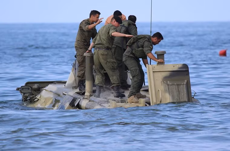 Còn đối với BTR-82A, nó chỉ là biến thể nâng cấp của xe bọc thép chở quân BTR-80 và các dòng xe bọc thép BTR của Liên Xô trước đây, dù có khả năng lội nước nhưng rất hạn chế ngay cả khi trong điều kiện biển lặng. Nó được trang bị một động cơ diesel diesel KAMAZ 740,14-300 có công suất 300 mã lực và có tốc độ di chuyển trên mặt nước là 10km/h.