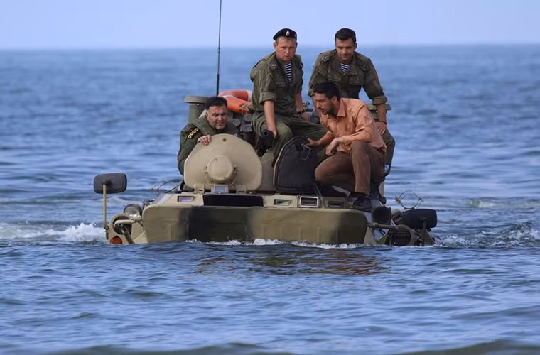 Ngược lại BTR-82A, hầu như giữ nguyên thiết kế của BTR-80 với một chút cải tiến nhưng không gian khoang chở quân vẫn khá chật chội, nó có thể chở theo 7 lính thủy đánh bộ cùng đầy đủ trang bị nhưng cửa đổ bộ của nó lại ở bên hông trái của xe thiết kế này có khá nhiều hạn chế.