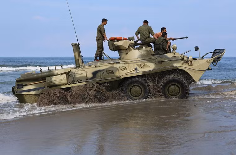 Trong khi đó BTR-82A có khả năng cơ động hơn khi tác chiến trên bộ nó có thể di chuyển với tốc độ tối đa 100km/h, ngoài ra với thiết kế gọn hơn ZBD-05 nó cũng có thể được triển khai trên nhiều nền tảng tàu đổ bộ khác nhau.
