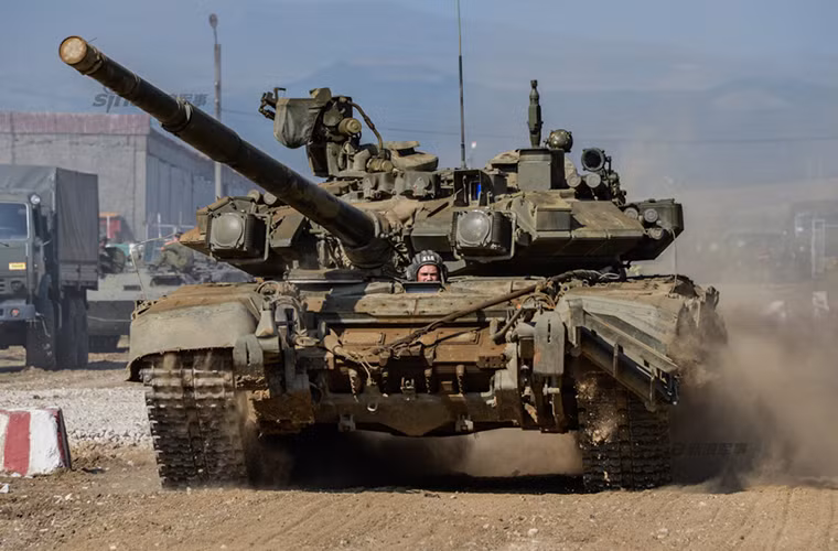 Quân đội Nga bắt đầu đưa vào trang bị T-90A từ đầu những năm 1990 với số lượng ban đầu chỉ tầm hơn 100 chiếc và con số này tăng dần đến 550 chiếc cho tới năm 2015. Với số lượng ít ỏi như vậy T-90A chỉ được trang bị cho các đơn vị bộ binh cơ giới chủ lực của Nga hoặc các vùng có vị trí chiến lược.