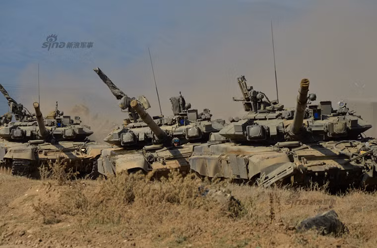 Một chiếc T-90A có trọng lượng chỉ hơn 46 tấn với kíp chiến đấu ba người, nó được trang bị pháo chính 125mm 2A46M với cơ số đạn lên tới 46 viên bao gồm cả đạn xuyên giáp. Ngoài ra nó còn có khả năng phóng tên lửa chống tăng dẫn đường 9M119M qua nòng pháo chính.