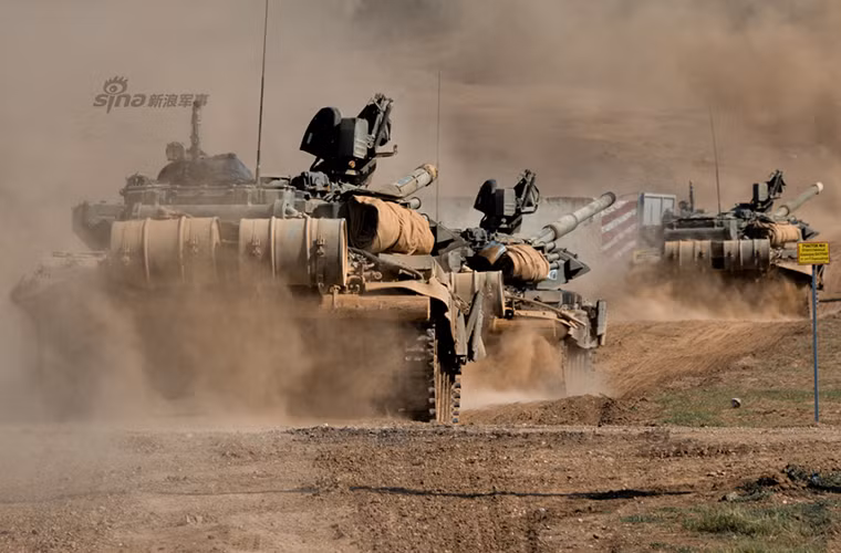 Trong ảnh là những chiếc T-90A thuộc một đơn vị bộ binh cơ giới Quân khu phía Nam Nga.