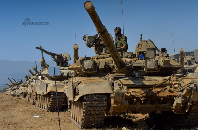 Về hệ thống động cơ T-90A được trang bị động cơ diesel V-92S2 12-cyl có công suất 950 mã lực giúp xe có tốc độ di chuyển tối đa 60km/h với tầm hoạt động lên đến 500km.