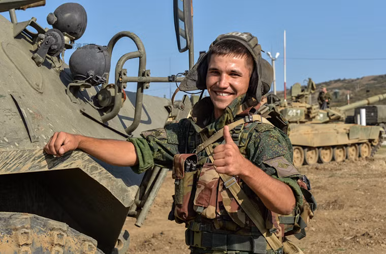 Hình ảnh một kíp lái xe bọc thép BTR-80 thuộc một đơn vị bộ binh cơ giới Quân khu phía Nam Nga bên cạnh đứa con cưng của mình.