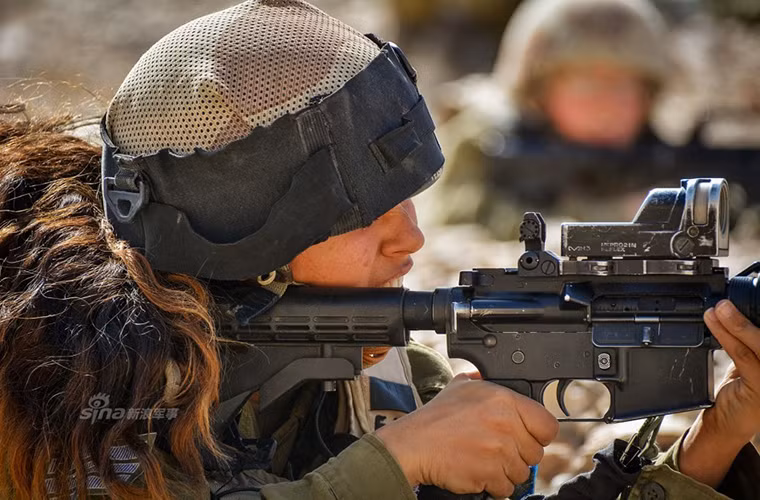 Trong ảnh là một nữ binh sĩ Israel trong huấn luyện tác chiến với khẩu súng trường tấn công M16.