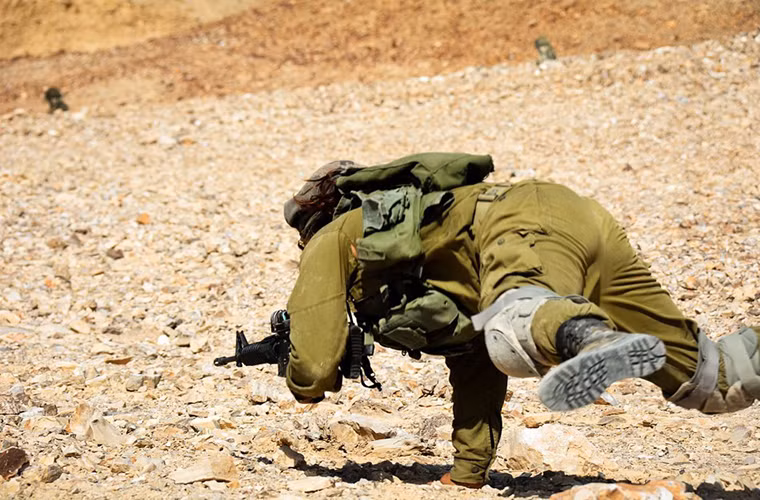Ít ai biết rằng nữ giới tham gia các đơn vị vũ trang Israel trước cả khi quốc gia này được thành lập vào năm 1948, vai trò của các nữ binh sĩ Israel khi đó chỉ đơn giản là hổ trợ chiến đấu hoặc tham gia chiến đấu hạn chế trong các đơn vị pháo binh, bộ binh và thiếp giáp.