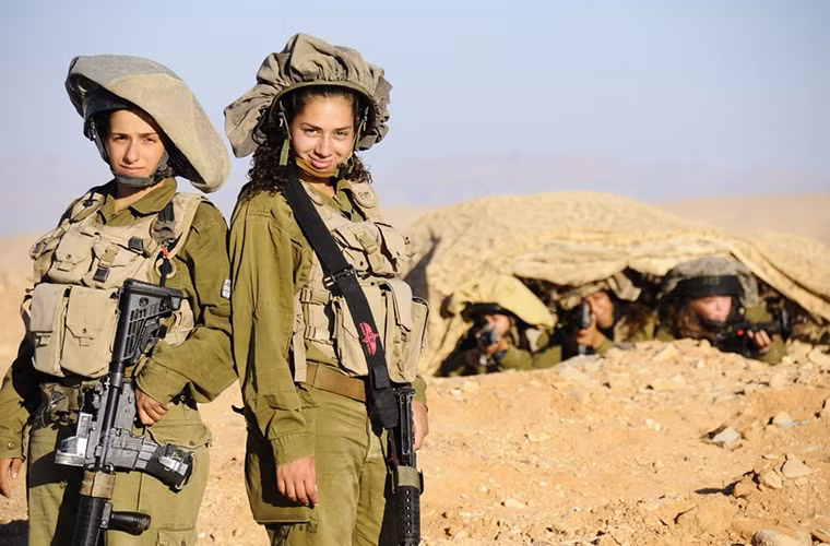 Nữ giới phục vụ trong hầu hết các đơn vị Quân đội Israel, từ các đơn vị hậu cần cho đến các đơn vị chiến đấu ở tuyến đầu, và trên chiến trường các nữ binh sĩ Israel tỏ ra không hề thua kém các binh sĩ nam. Thậm chí trong một số đơn vị bộ binh của Israel có tới 2/3 quân số là nữ.