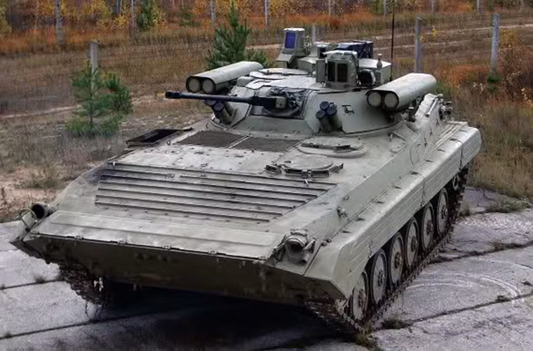 Biến thể BMP-2M của Nga về cơ bản là việc trang bị lại tháp pháo modul Berezhok cho những chiếc BMP-2 kể cả BMP-1. Nó được tích hợp sẵn hệ thống điều khiển hỏa lực hoạt động tác chiến cả ngày - đêm với khả năng theo dõi mục tiêu hoàn toàn tự động. Cùng với đó là hệ thống vũ khí cực mạnh gồm pháo chính 2A42 30mm, súng phóng lựu AGS-30 cỡ 30mm, bốn tên lửa chống tăng Kornet-E và súng máy 7.62mm.