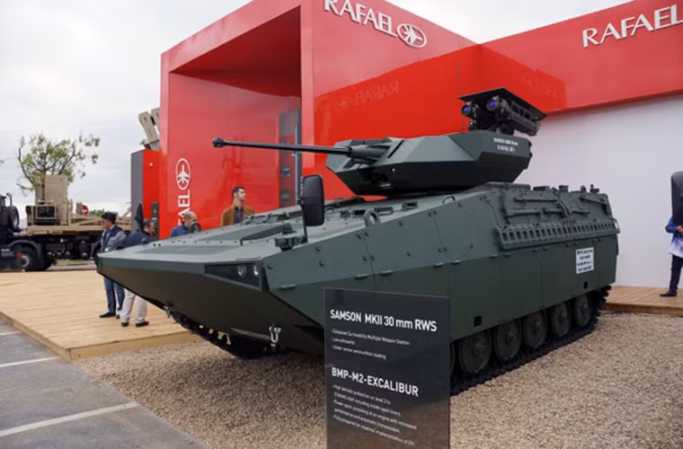 Trong khi đó biến thể BMP-M2 EXCALIBUR gần như làm mới hoàn toàn BMP-2 với việc thay đổi thiết kế khung gầm của xe trang bị thêm lớp bảo vệ nhằm tăng cường khả năng sống sót của kíp chiến đấu. Biến thể này cũng nâng cấp hoàn toàn trang thiết bị điện tử bên trong xe với hệ thống điện tử, trinh sát, giám sát và điều khiển hỏa lực tiên tiến của phương Tây.