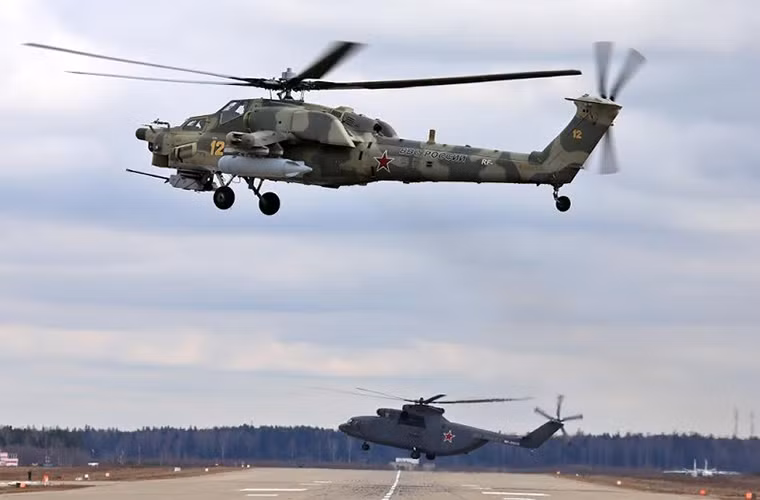 Những chiếc trực thăng tham gia duyệt binh được điều động từ các quân khu trên khắp nước Nga và là đại diện xuất sắc của Không quân Nga. Từ dòng trực thăng vận tải đa năng Mi-8 cho đến trực thăng tấn công tiên tiến Ka-52. Nguồn ảnh: Arms-Expo