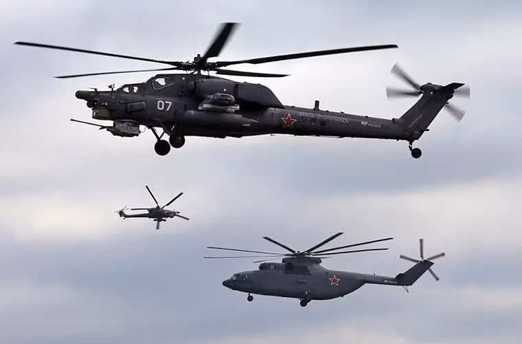 Trong số trang thiết bị quân sự trên Không quân Nga đóng góp tới 71 máy bay quân sự các loại, tất nhiên không thể thiếu những chiếc trực thăng hiện đại nhất của Không quân Nga như Mi-28N, Mi-26 và Ka-52. Nguồn ảnh: Arms-Expo
