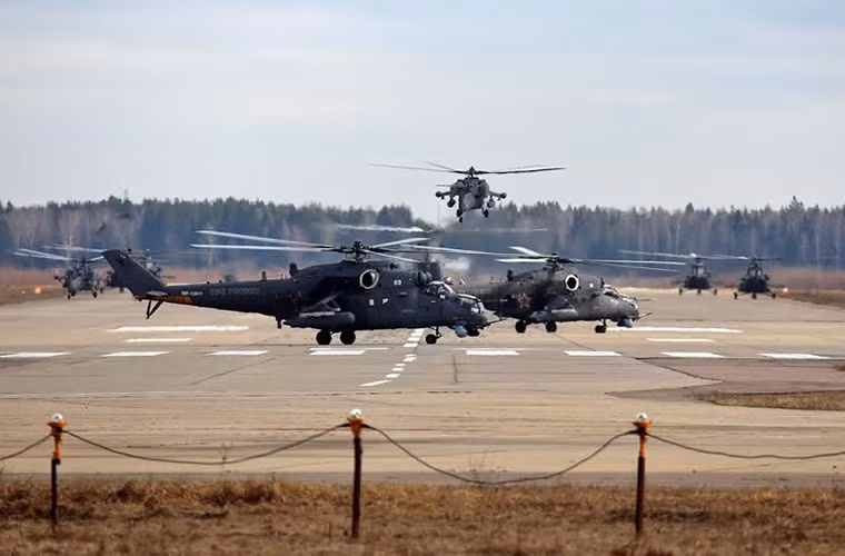 Trong ảnh là những chiếc trực thăng tấn công Mi-35 của Không quân Nga. Nguồn ảnh: Arms-Expo