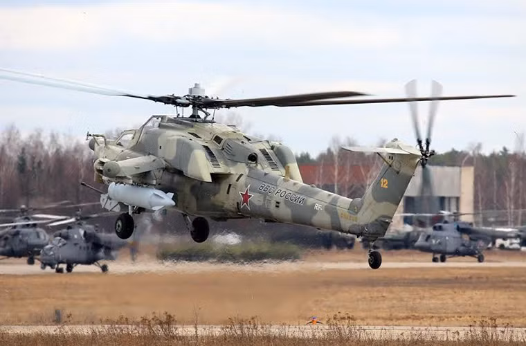 Chỉ một ngày sau khi buổi diễn tập duyệt binh ở Alabino được tổ chức, vào hôm 12/4 một chiếc Mi-28N của Không quân Nga đã gặp nạn khi đang trên đường trở về căn cứ không quân Hmeymim tại Syria khiến hai phi công thiệt mạng. Nguồn ảnh: Arms-Expo