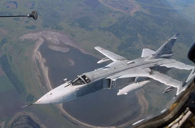 Cận cảnh chiếc Su-24M tiếp cận vòi tiếp nhiên liệu từ chiếc IL-78. Một chiếc IL-78 được trang bị tới 3 vòi tiếp nhiên liệu UPAZ-1M với công suất 900 lít đến 2.200 lít/phút.