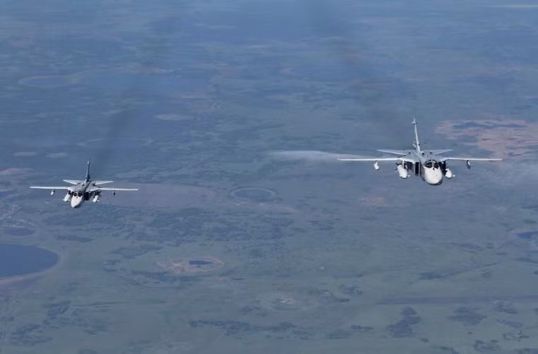 Theo trang Arms-Expo, việc luyện tập khả năng tiếp nhiên liệu trên không chỉ là một phần trong các hoạt động huấn luyện bay thường xuyên đối với các phi đội máy bay ném bom Su-24M và máy bay trinh sát-ném bom Su-24MR của Không quân Nga.