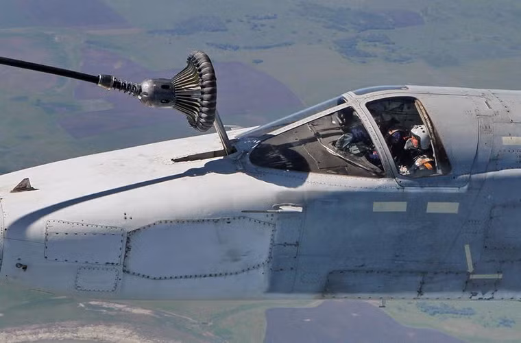 Quá trình tiếp nhiên liệu trên không của Su-24M diễn ra dễ dàng hơn một số dòng chiến đấu cơ khác khi nó có tới hai phi công, dù vậy không có nghĩa là nó không có rủi ro.