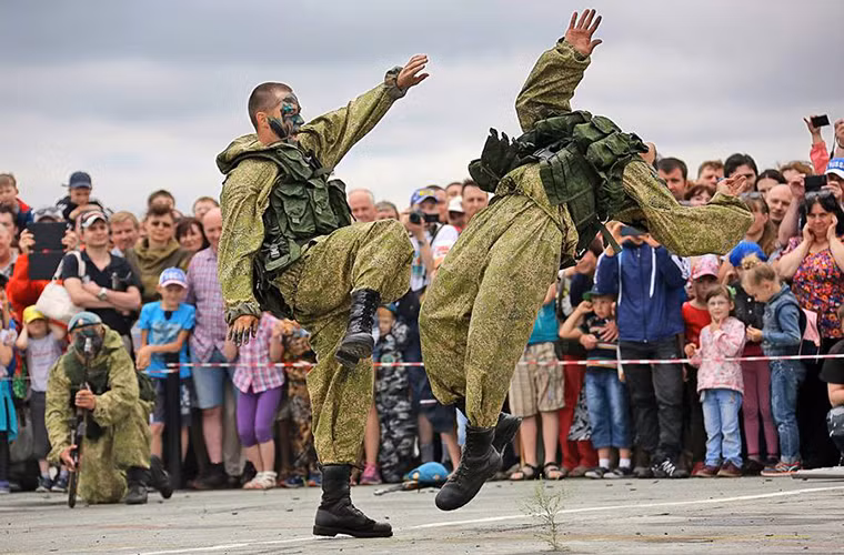Trong ảnh là một đơn vị đổ bộ đường không Nga biểu diễn võ thuật tại ngày hội tòng quân ở Yekaterinburg. Nguồn ảnh: Bộ Quốc phòng Nga