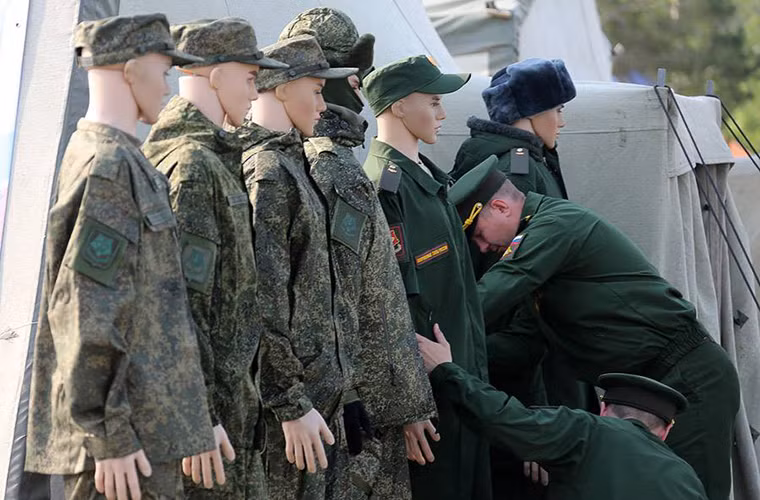 Một số mẫu quân phục dành cho binh sĩ Nga được giới thiệu tại ngày hội tòng quân Yekaterinburg. Và việc được khoác lên mình bộ quân phục này được xem là vinh dự của mỗi thanh niên Nga. Nguồn ảnh: Bộ Quốc phòng Nga