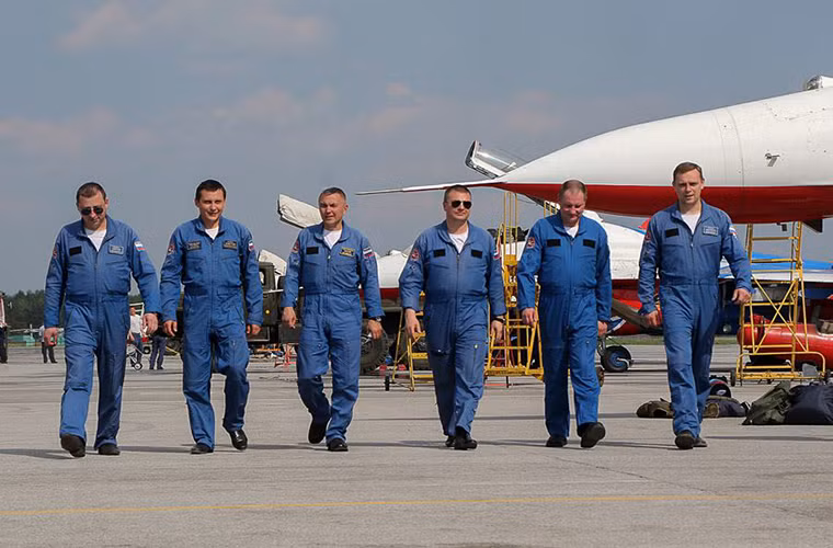 Các phi công thuộc phi đội “Chim Yến” sau khi kết thúc màn biểu diễn của mình. Nguồn ảnh: Bộ Quốc phòng Nga